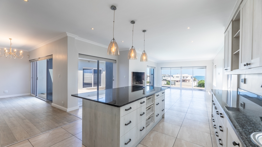 To Let 4 Bedroom Property for Rent in Bloubergstrand Western Cape